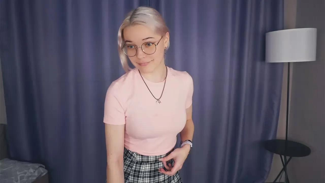 AlyceBurkert —  #C2C #bigass #smoke #striptease #ass #spanking #feet