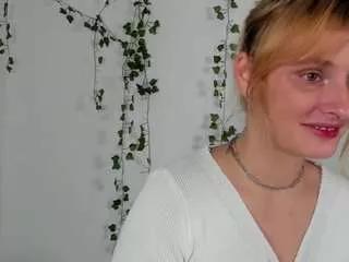 ariana-sunset on CamSoda 