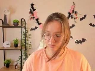 noora-moore on CamSoda 