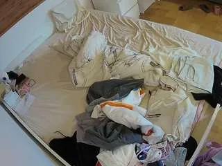voyeurcam-julmodels-greybed-1 — chat