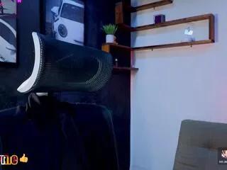 andreww_brownn — Freechat on Flirt4Free