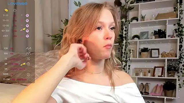 Kara_smalltits on StripChat 