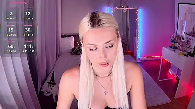 StripChat LoryWood is Freechat LoryWood — tease with doggy view