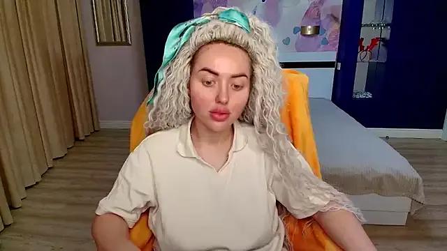 MissisCaty on StripChat 