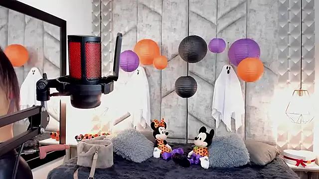 NiicolleMiller on StripChat 