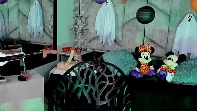 NiicolleMiller on StripChat 